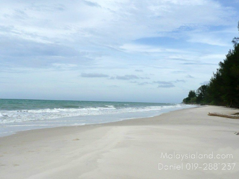 Kuala Penyu, Sabah – 24 acres Seaside Land with beautiful sandy beach, a small hill planted with coconuts & some fruit trees (CL title)
